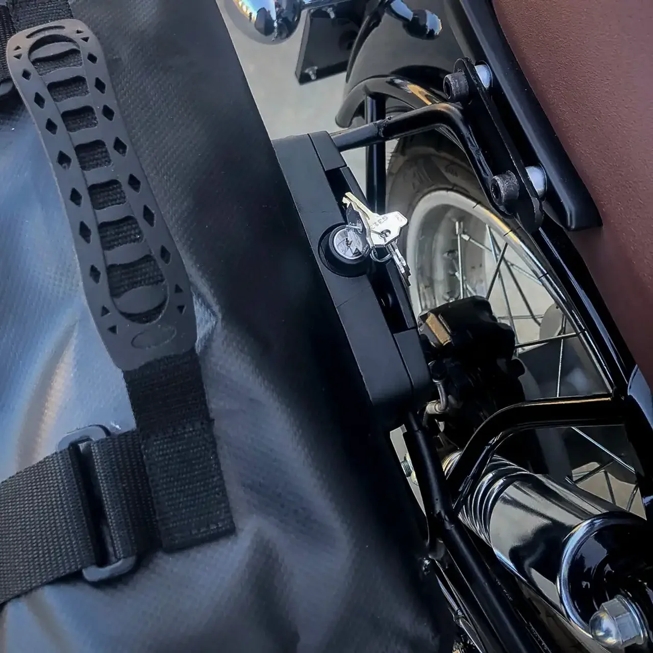 Panniers for Royal Enfield Classic 350, pair of AMIATA side bags - Image 2