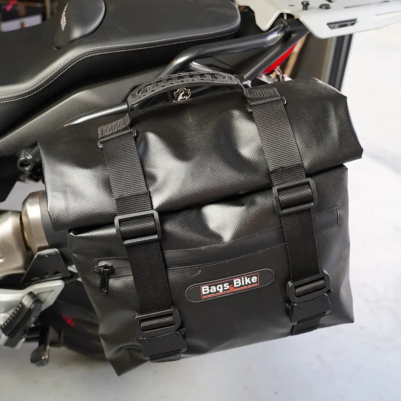 Panniers for Moto Guzzi V85TT, pair of AMIATA side bags - Image 3