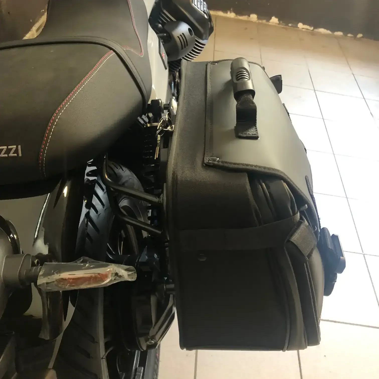 Panniers for Moto Guzzi V7 Sport, pair of AVENTUR side bags - Image 3