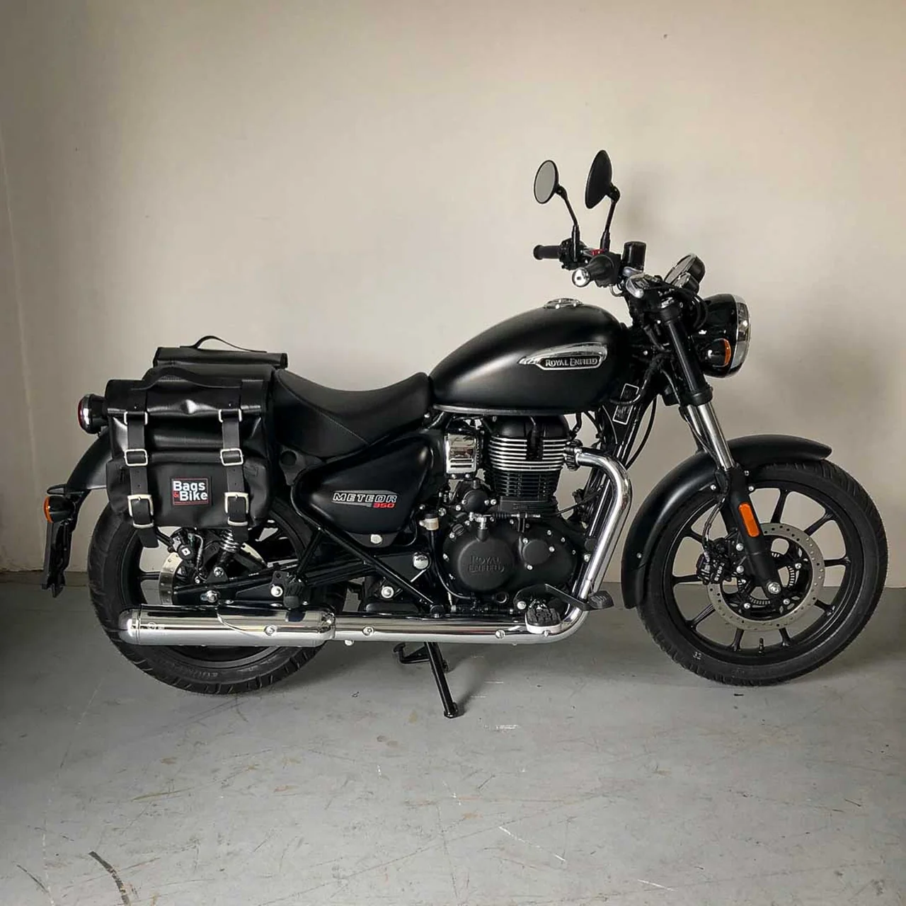 Panniers for Royal Enfield Meteor 350, pair of CAMION in Leather side bags - Image 3