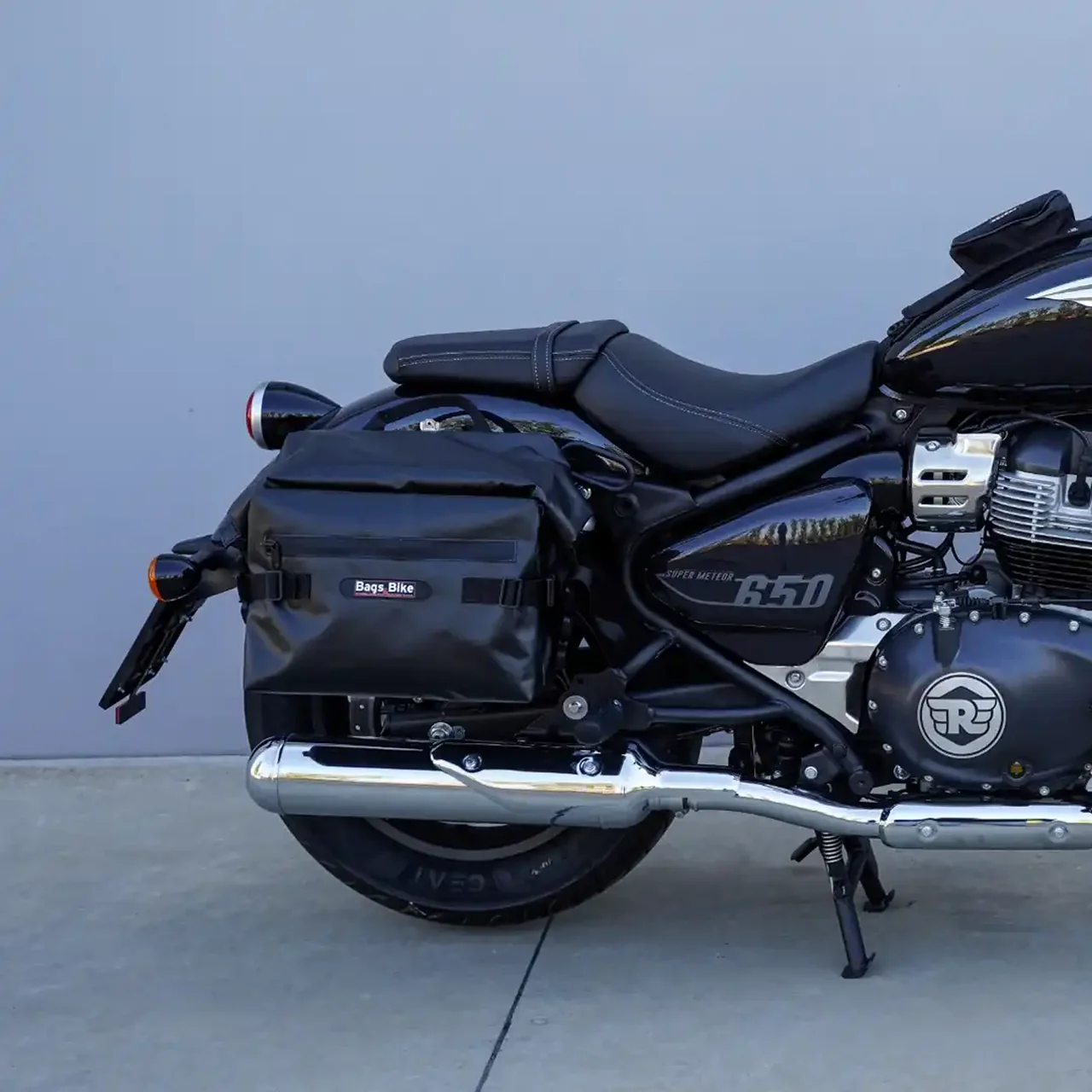 Panniers for Royal Enfield Super Meteor 650, pair of CERVINO side bags - Image 2