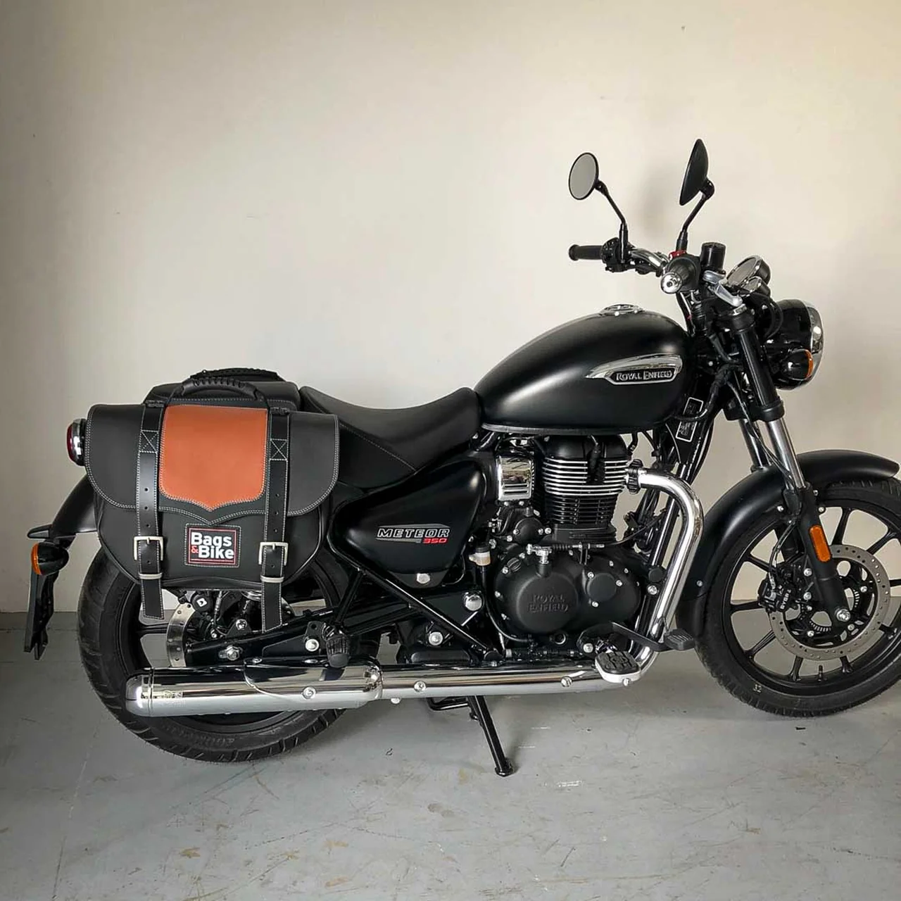 Panniers for Royal Enfield Meteor 350, pair of CLASSIC in Leather and Black side bags - Image 2