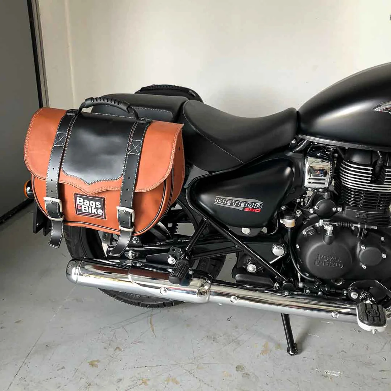 Panniers for Royal Enfield Meteor 350, pair of CLASSIC in Leather and Black side bags - Image 3