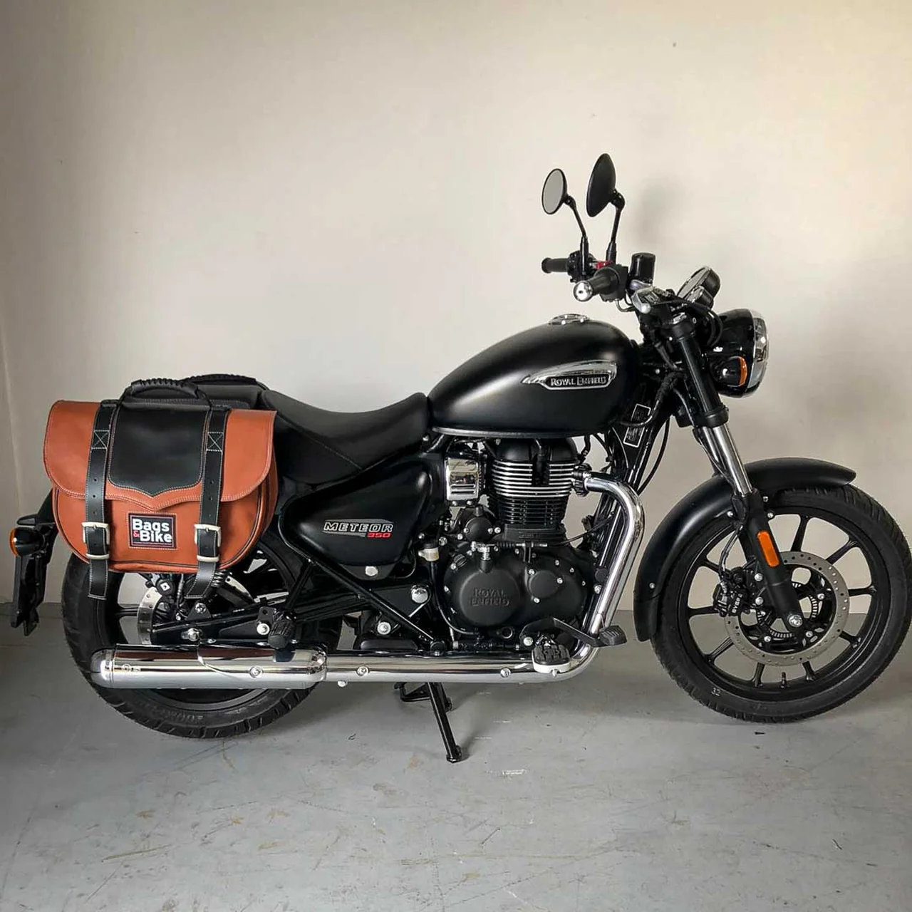 Panniers for Royal Enfield Meteor 350, pair of CLASSIC in Leather and Black side bags - Image 4