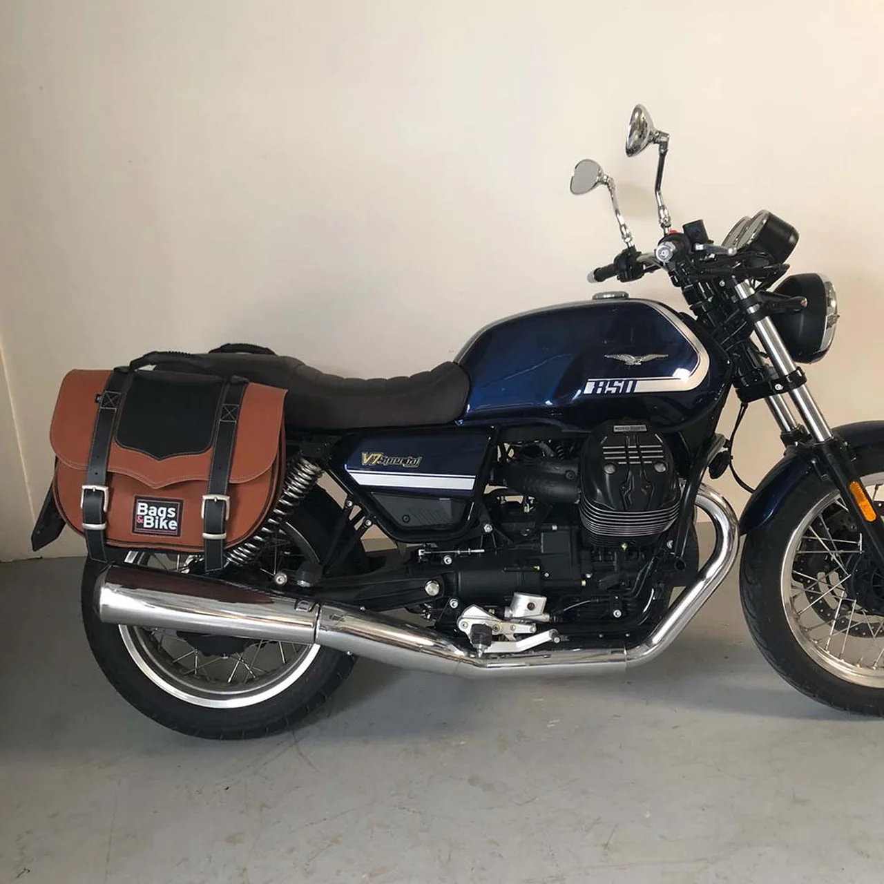 Panniers for Moto Guzzi V7 Special 2021/24, pair of CLASSIC in Leather and Black side bags - Image 4