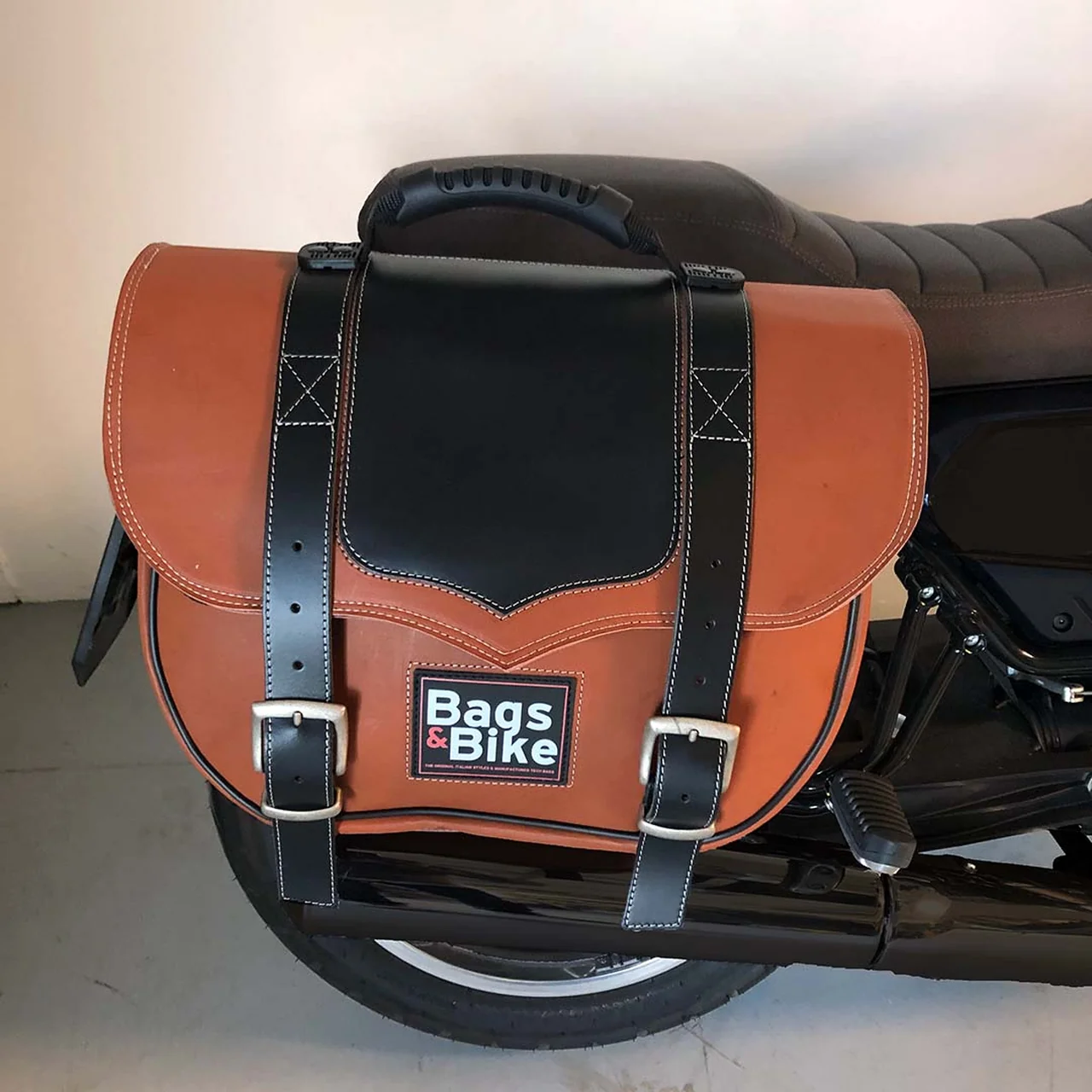 Panniers for Moto Guzzi V7 850 2021-25, pair of CLASSIC in Leather and Black side bags - Image 2