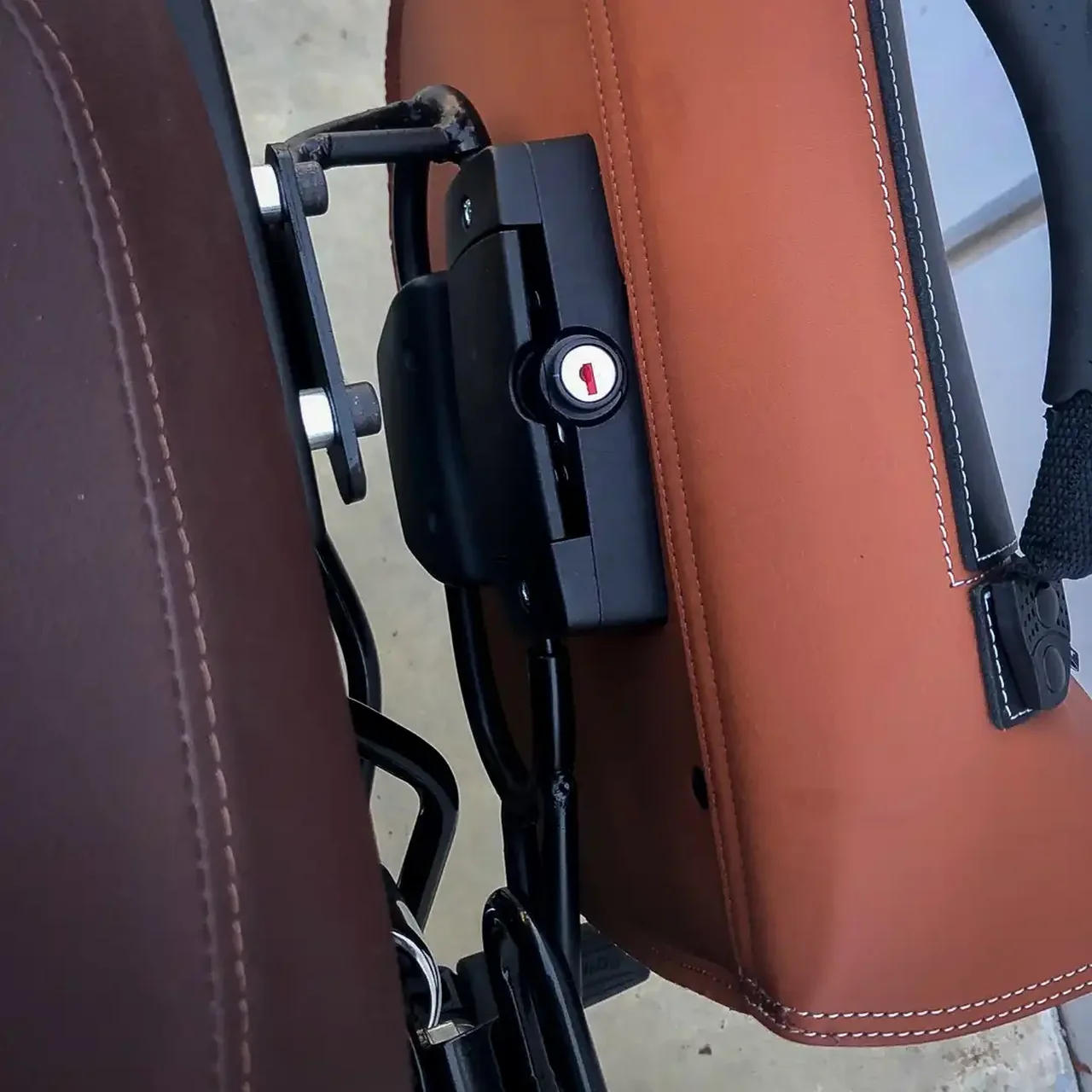 Panniers for Royal Enfield Classic 350, pair of CLASSIC in Leather and Black side bags - Image 4