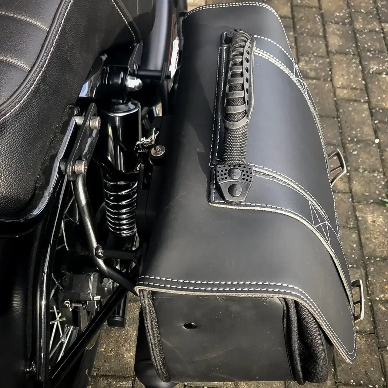 Borse laterali per Royal Enfield Bullet 350, coppia di borse CLASSIC in Nera - immagine 4