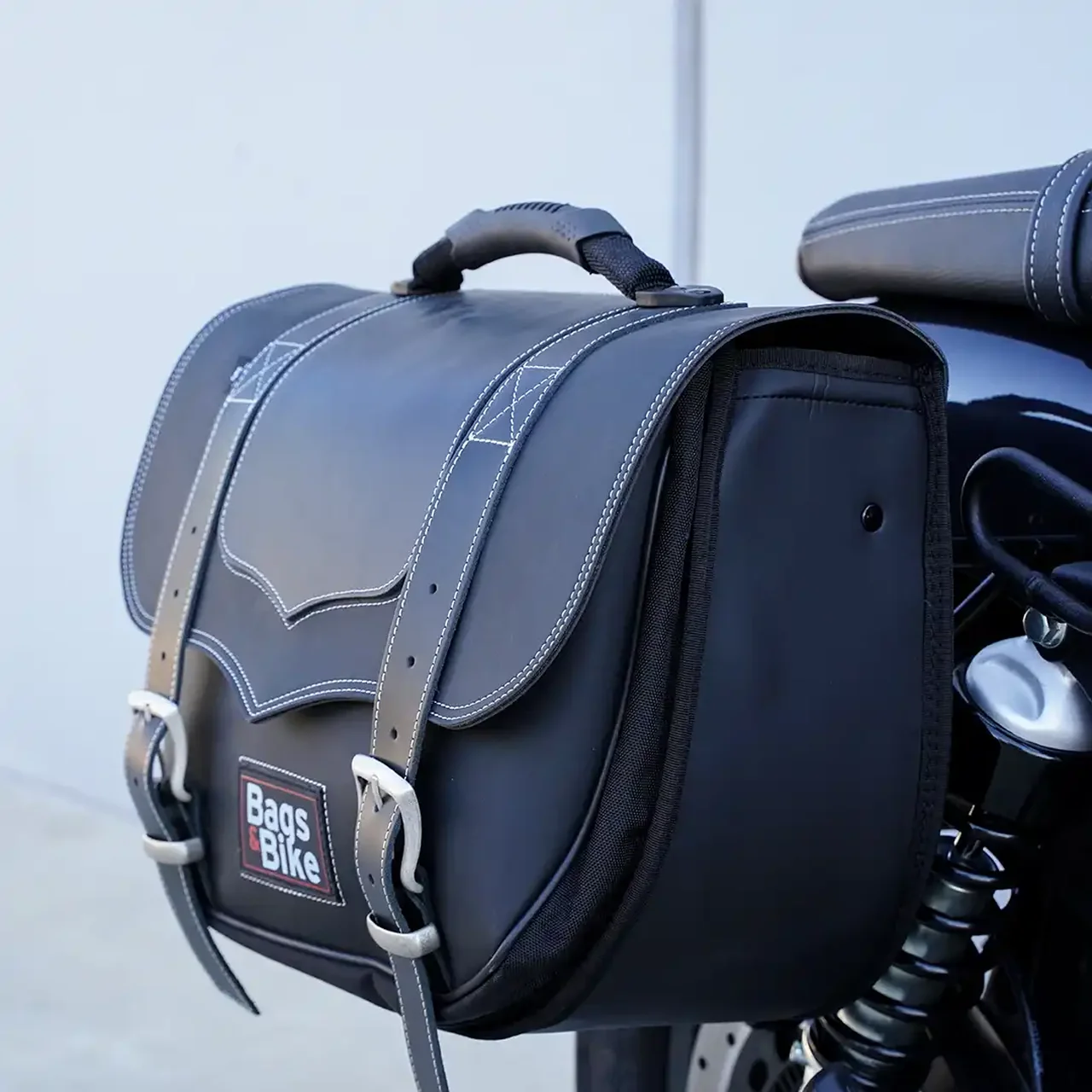 Borse laterali per Royal Enfield Super Meteor 650, coppia di borse CLASSIC in Nera - immagine 3