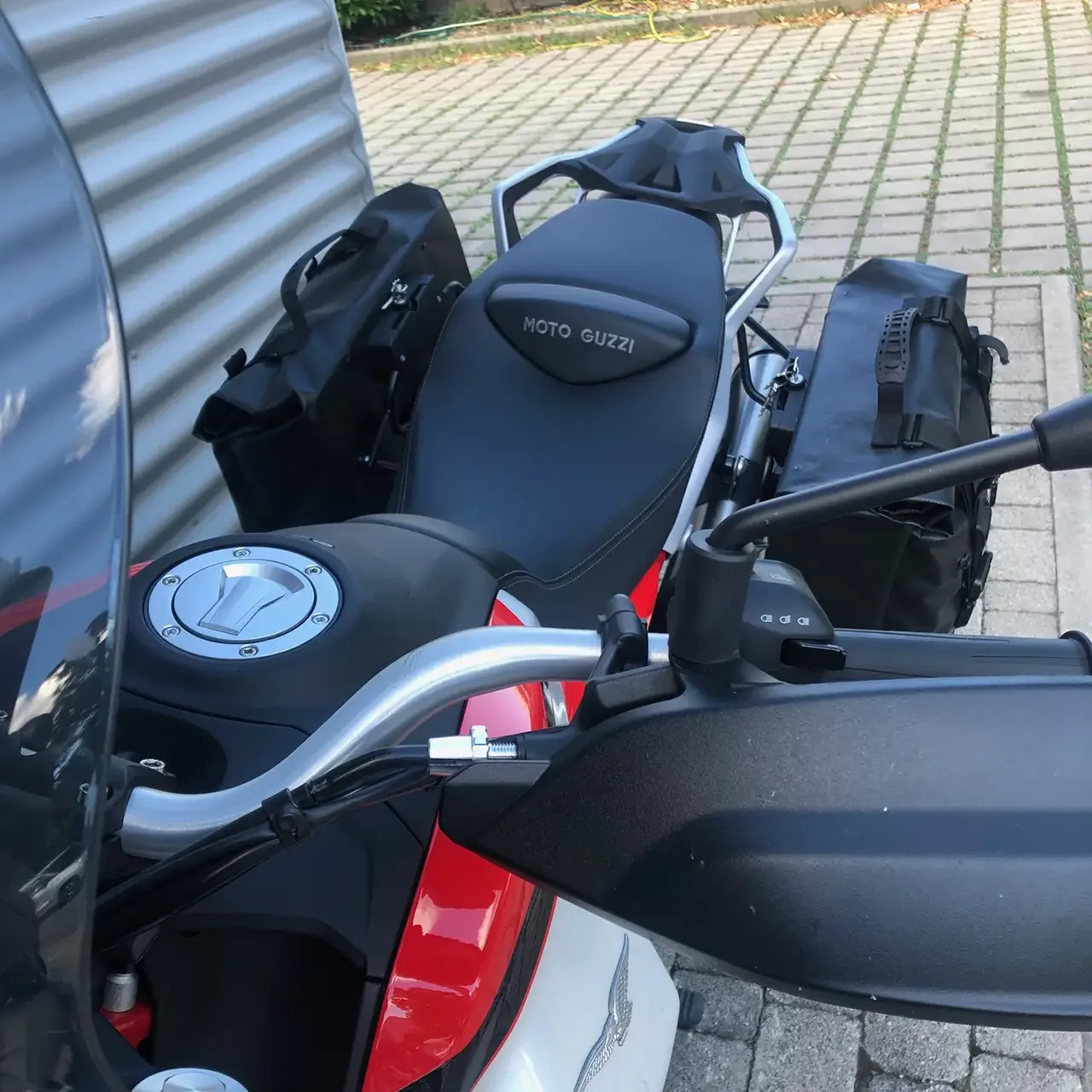 Borse laterali per Moto Guzzi V85 Strada E TT 2025, coppia di borse DOLOMITI - immagine 4