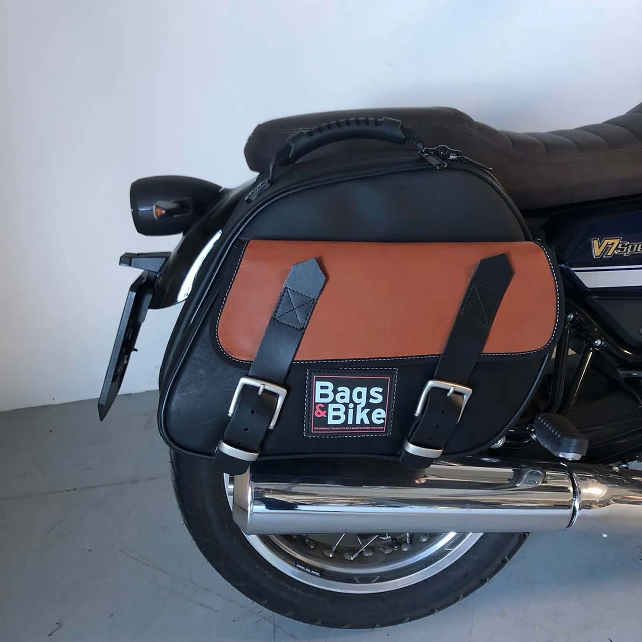 Panniers for Moto Guzzi V7 850 2021-25, pair of EXPLORER in Black and Leather side bags - Image 2