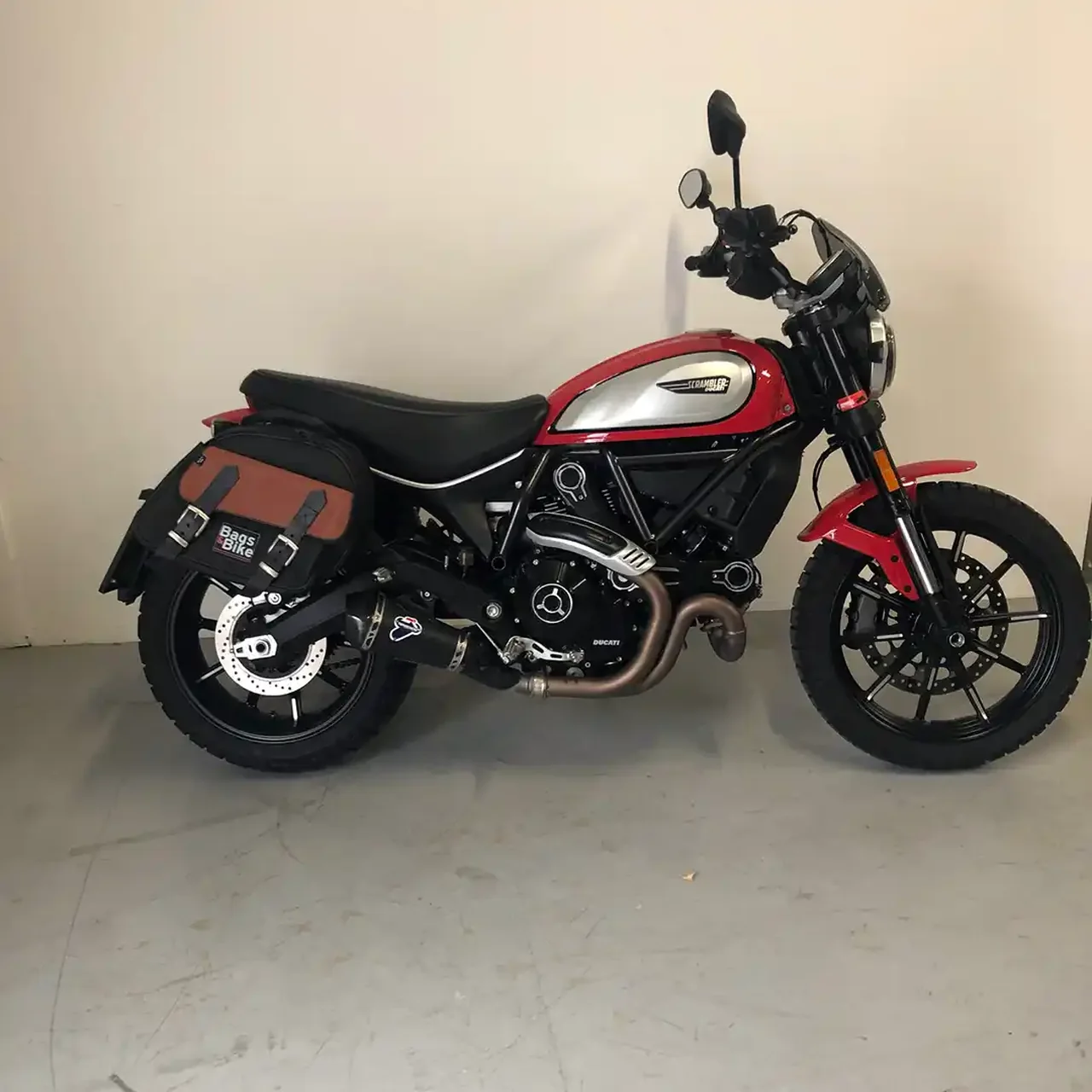 Borse laterali per Ducati Scrambler 2019/2022, coppia di borse EXPLORER in Nera e Cuoio - immagine 2