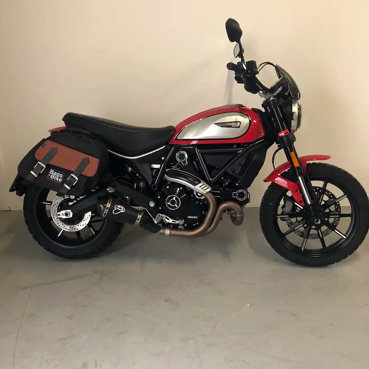 Borse laterali per Ducati Scrambler 2019/2022, coppia di borse EXPLORER in Nera e Cuoio - immagine 3