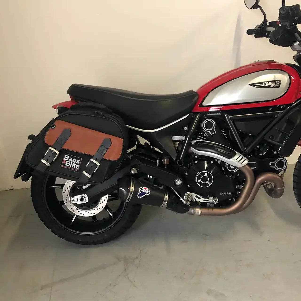 Borse laterali per Ducati Scrambler 2019/2022, coppia di borse EXPLORER in Nera e Cuoio - immagine 4
