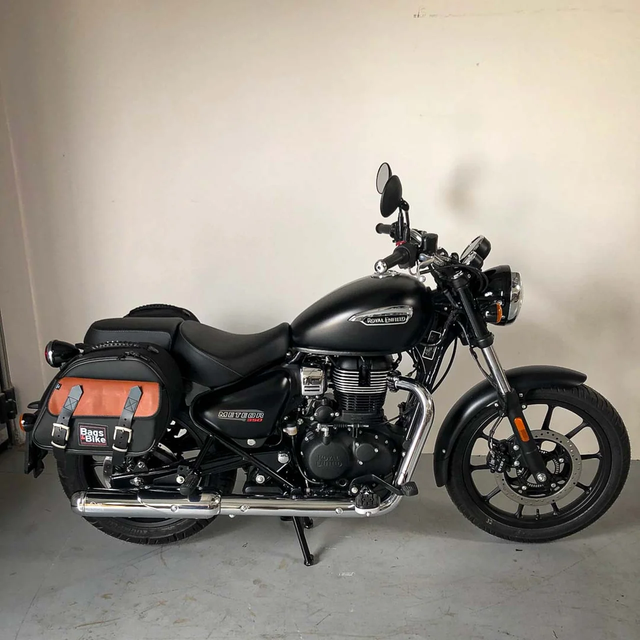 Panniers for Royal Enfield Meteor 350, pair of EXPLORER in Black and Leather side bags - Image 3