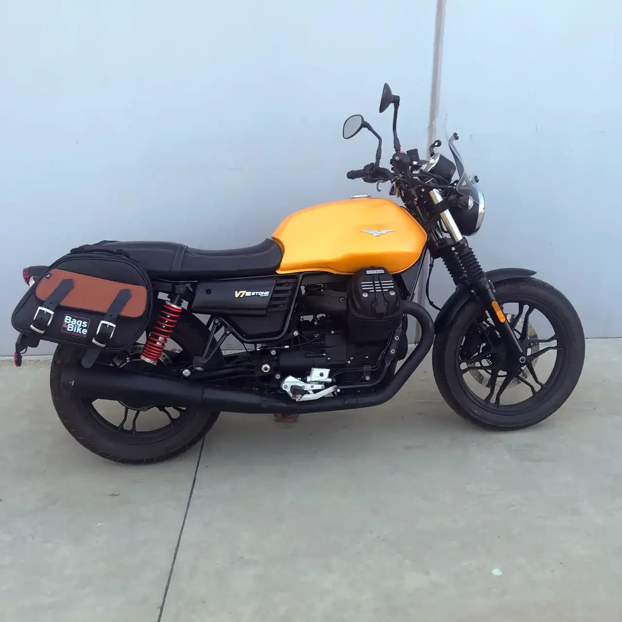 Panniers for Moto Guzzi V7 III, pair of EXPLORER in Black and Leather side bags - Image 3