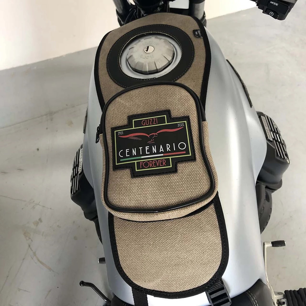 Tank bag Bags&Bike in Gray, for Moto Guzzi V7 850 2021-25 - Image 3