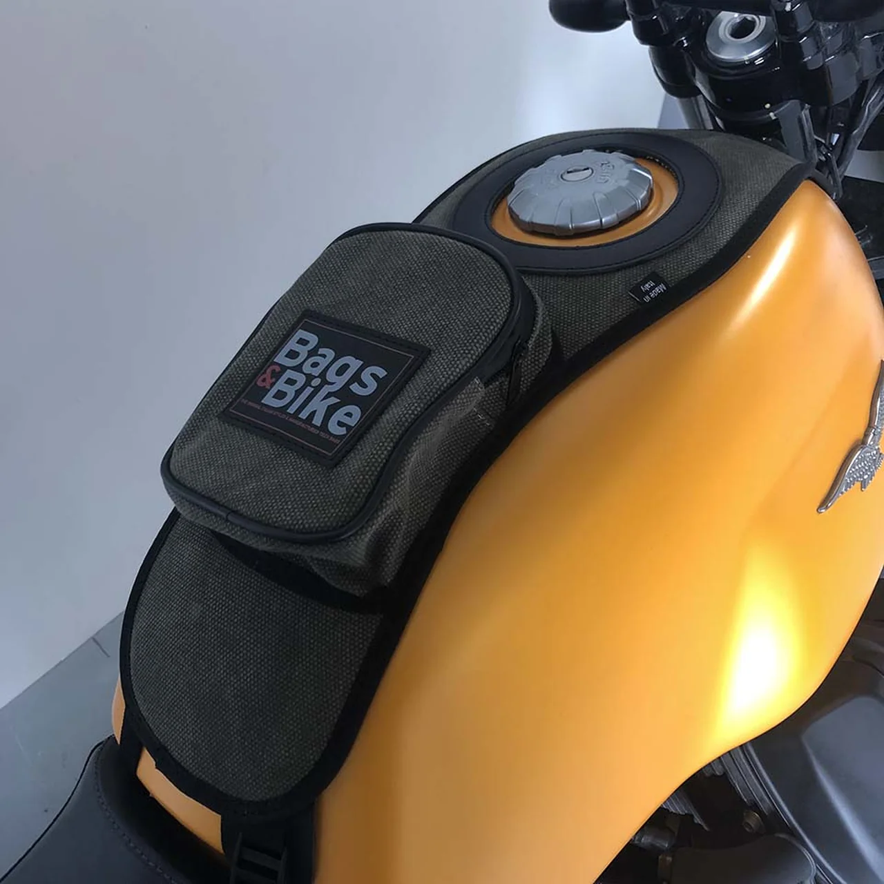 Tank bag Bags&Bike in Green, for Moto Guzzi V7 850 2021-25 - Image 3