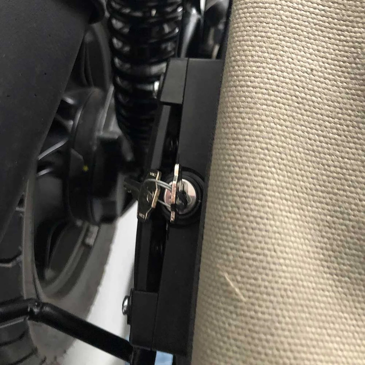 Borse laterali per Moto Guzzi V7 Special 2021/24, coppia di borse SAHARA in Grigio - immagine 3