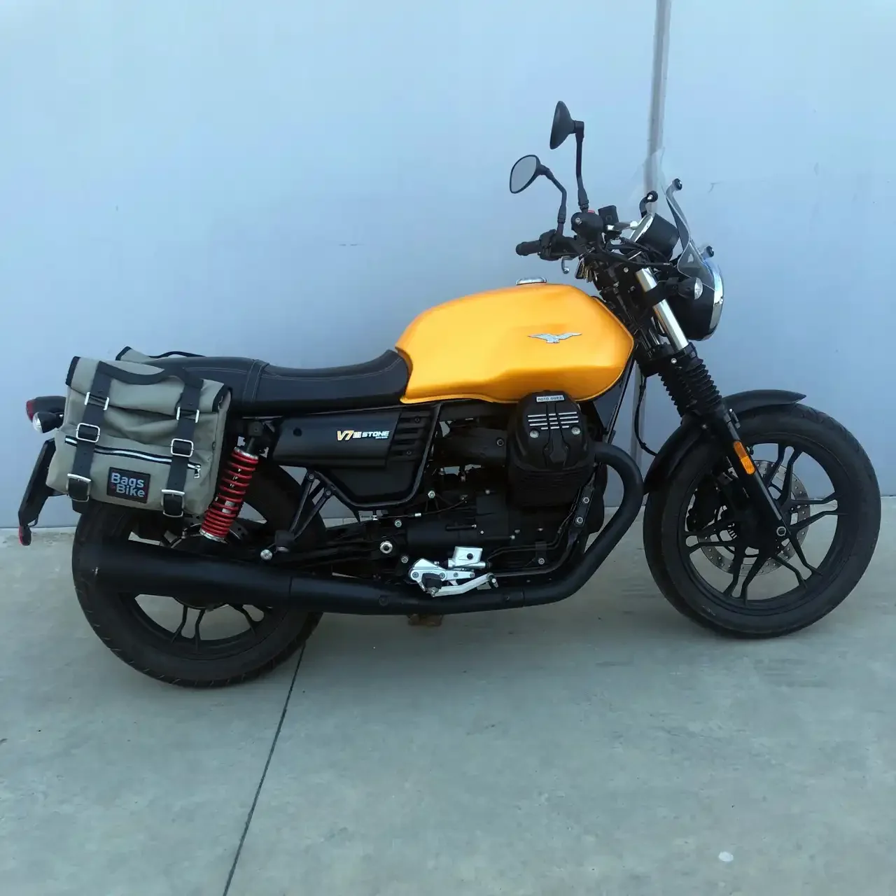 Panniers for Moto Guzzi V7 III, pair of SAHARA in Gray side bags - Image 3