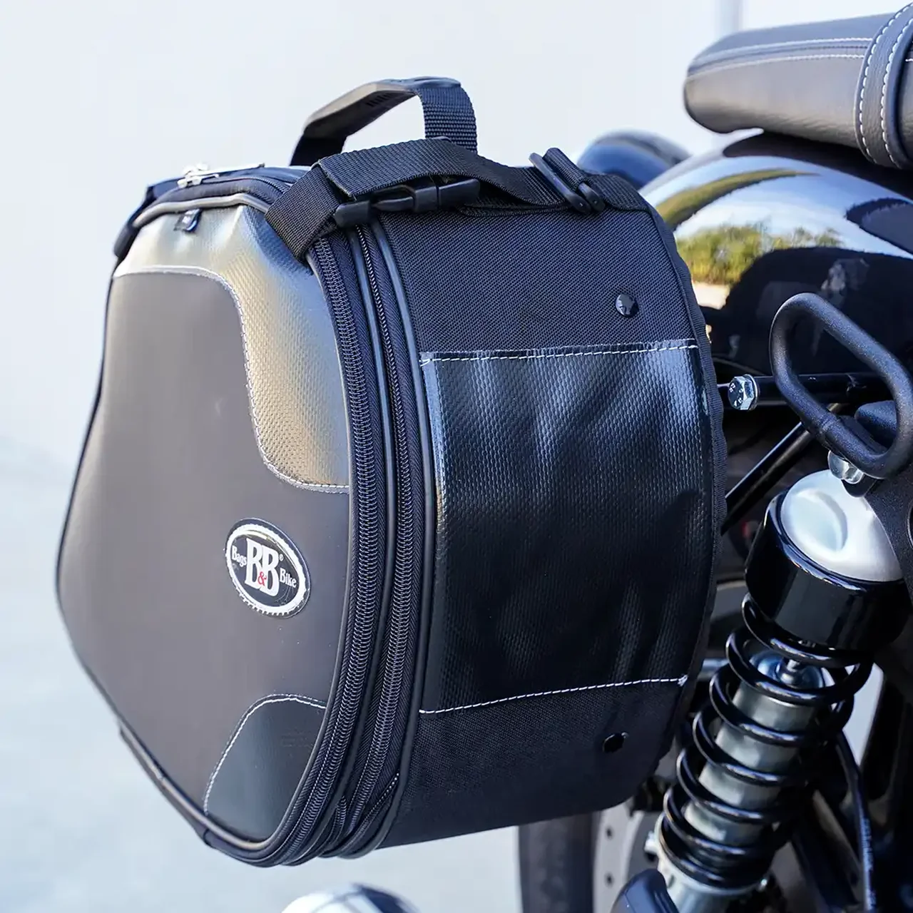 Panniers for Royal Enfield Super Meteor 650, pair of SCRAMBLER side bags - Image 3