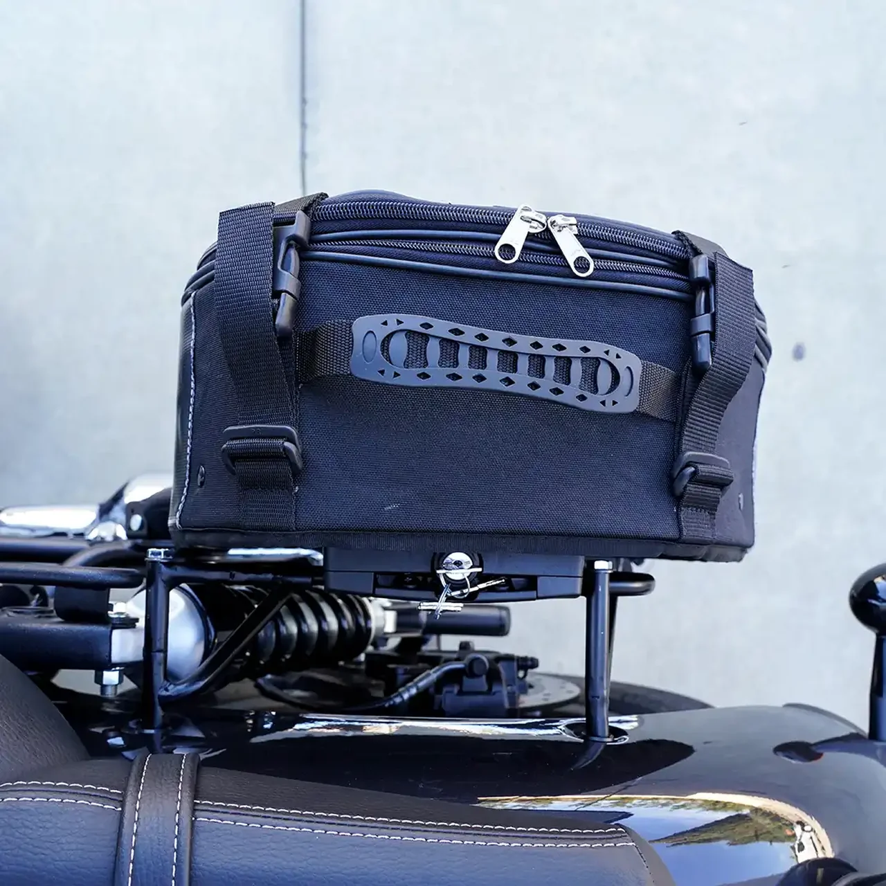 Panniers for Royal Enfield Super Meteor 650, pair of SCRAMBLER side bags - Image 4