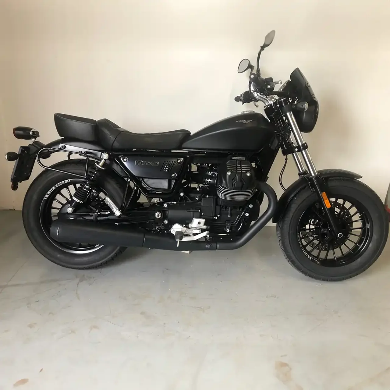 Pair of frames Bags&Bike, for Moto Guzzi Bobber